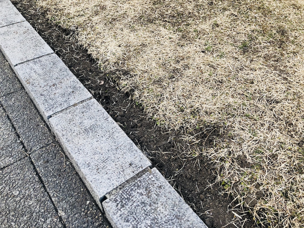 根止め板で芝生の侵入を防ぐ - 芝生の手入れ.com