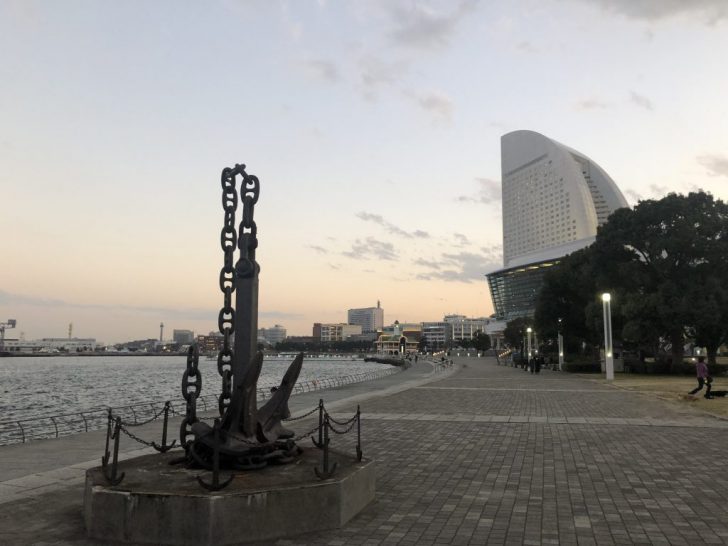 臨港パークの錨とグランドインターコンチネンタルホテル